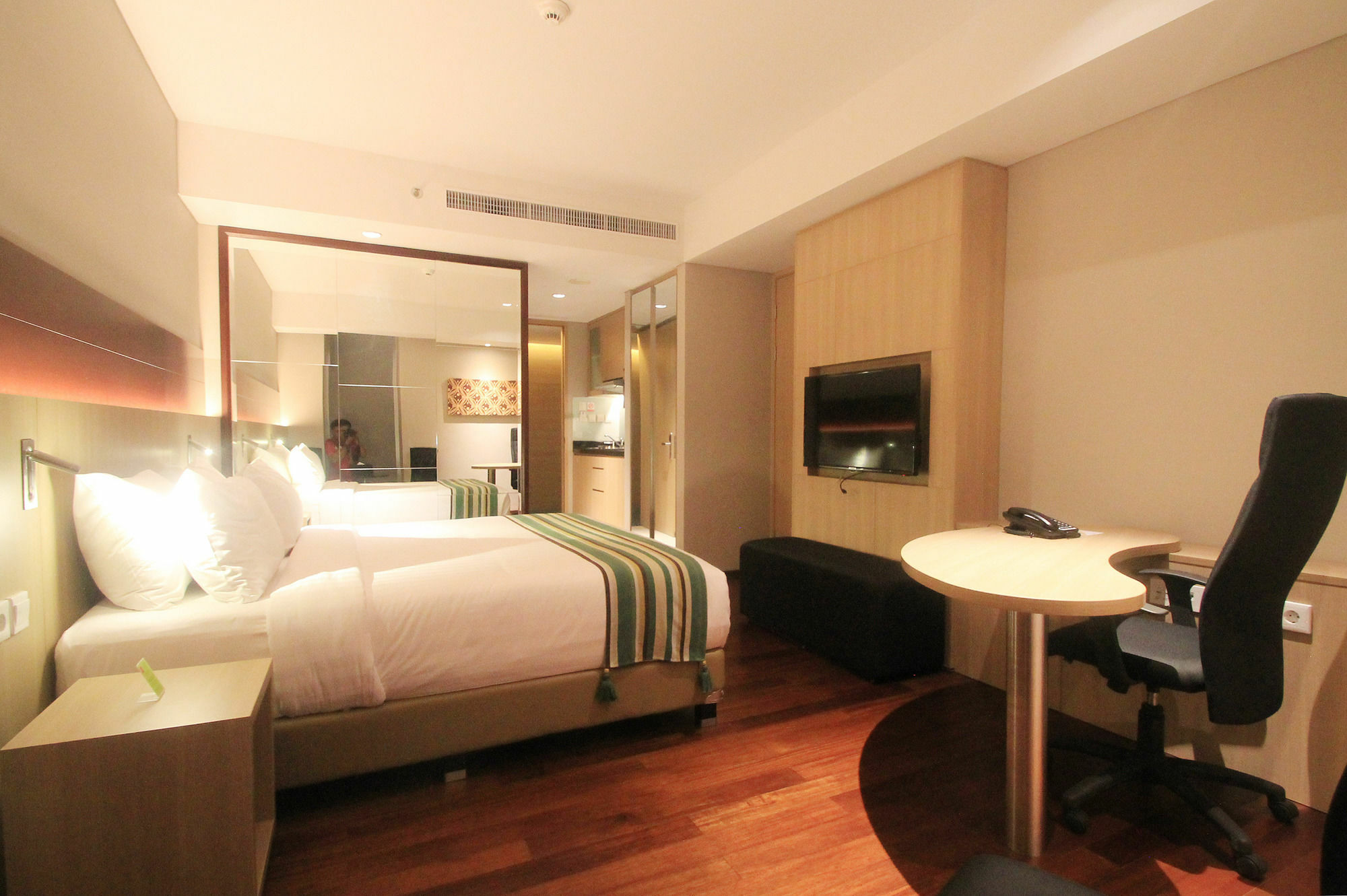 Ra Premiere Simatupang Hotel Cilandak  Buitenkant foto